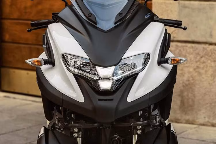 Được thiết kế dành cho người đi lại hàng ngày, Tricity 300 được trang bị động cơ xi-lanh đơn, bốn van, làm mát bằng chất lỏng, dung tích 292cc. Công suất được công bố là 27,6 mã lực tại 7.250 vòng/phút, với mô-men xoắn cực đại 28,9Nm tại 5.750 vòng/phút, truyền động qua hộp số CVT và dây đai đến bánh sau.