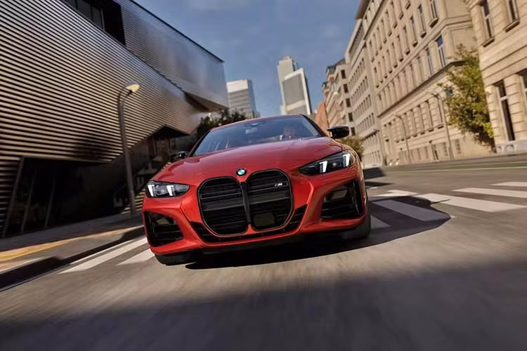 Trong khi phiên bản đặc biệt dựa trên BMW M4 Competition Coupe sẽ có giá khởi điểm từ 124.500 CAD. Những chiếc xe đầu tiên sẽ đến các đại lý vào quý 3/2026.