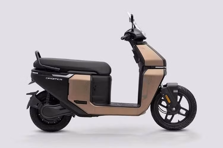 Với bộ sạc tiêu chuẩn đi kèm, thời gian sạc từ 0% lên 80% dung lượng pin vào khoảng 2 giờ 20 phút. Dù sử dụng bộ pin nhỏ hơn, phiên bản V1 vẫn giữ lại phần lớn các trang bị quan trọng của dòng Orbiter.