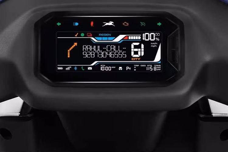 Xe được trang bị cụm đồng hồ LCD màu tích hợp kết nối Bluetooth và chức năng dẫn đường. Những trang bị này giúp Orbiter V1 duy trì trải nghiệm công nghệ tương đương phiên bản cao hơn, dù được định vị là biến thể cơ bản.