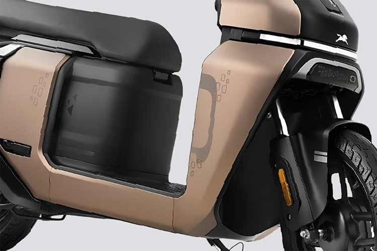 Ở tính năng trọng điểm, TVS Orbiter được giới thiệu bộ tính năng gọi là “Kiểm soát hành trình” bao gồm: Hỗ trợ lùi xe giúp ra vào bãi đỗ dễ dàng hơn, tự động giữ dốc tự động khi dừng trên đường dốc, tránh bị trôi xe, Cruise Control giúp giữ tốc độ mà không cần thao tác tay ga liên tục.