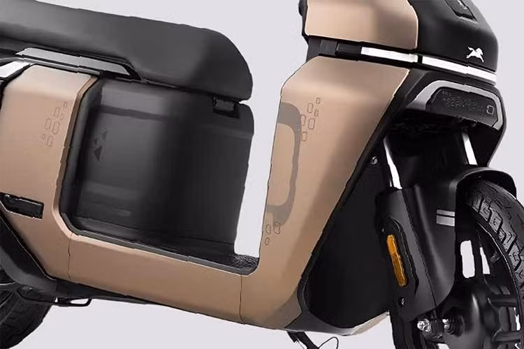 Ở tính năng trọng điểm, TVS Orbiter được giới thiệu bộ tính năng gọi là “Kiểm soát hành trình” bao gồm: Hỗ trợ lùi xe giúp ra vào bãi đỗ dễ dàng hơn, tự động giữ dốc tự động khi dừng trên đường dốc, tránh bị trôi xe, Cruise Control giúp giữ tốc độ mà không cần thao tác tay ga liên tục.