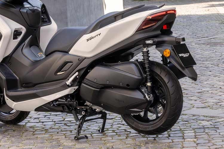 Các tiện ích khi lái xe bao gồm chìa khóa thông minh, không gian chứa đồ rộng rãi dưới yên xe đủ chỗ cho hai mũ bảo hiểm full-face với đèn chiếu sáng tiện nghi và hệ thống đèn LED chiếu sáng toàn bộ xe, bao gồm cả đèn LED DRL ba bóng thiết kế mới.