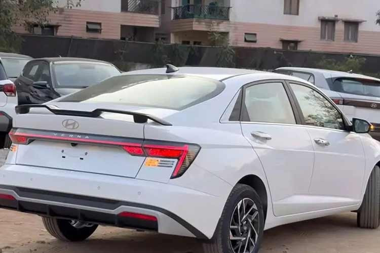 Khu vực bên sườn gần như không thay đổi, trừ bộ mâm hợp kim với đường kính 16 inch mới. Ngoài ra, mẫu sedan hạng B này còn có 2 màu sơn ngoại thất mới là xanh Classy Blue và xám nhám Titan Grey Matte.