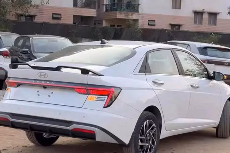 Khu vực bên sườn gần như không thay đổi, trừ bộ mâm hợp kim với đường kính 16 inch mới. Ngoài ra, mẫu sedan hạng B này còn có 2 màu sơn ngoại thất mới là xanh Classy Blue và xám nhám Titan Grey Matte.