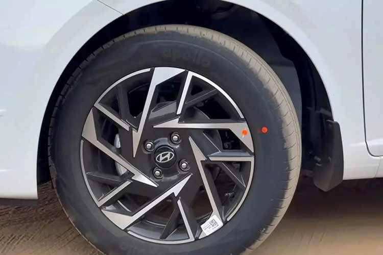 Theo thông tin từ thị trường Ấn Độ, Hyundai Accent 2026 bản nâng cấp hiện được phân phối với các phiên bản HX2, HX4, HX6, HX6+, HX8 và HX10. Trong đó, HX8 được xem là phiên bản cận cao cấp, sở hữu khá nhiều trang bị tiện nghi so với các bản tiêu chuẩn.