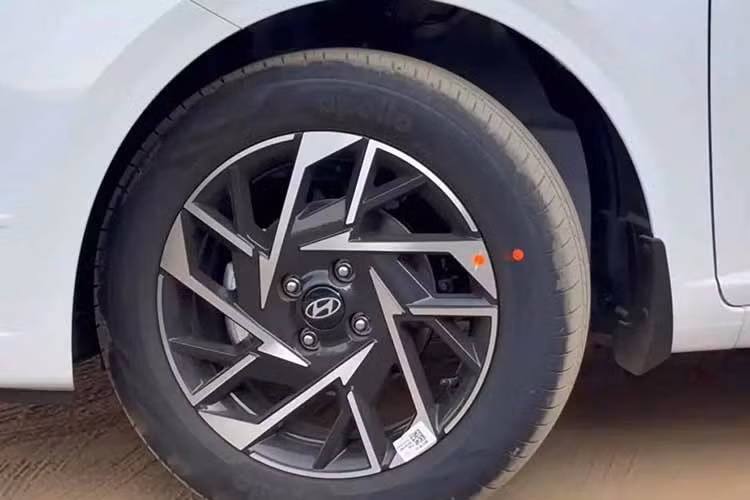 Theo thông tin từ thị trường Ấn Độ, Hyundai Accent 2026 bản nâng cấp hiện được phân phối với các phiên bản HX2, HX4, HX6, HX6+, HX8 và HX10. Trong đó, HX8 được xem là phiên bản cận cao cấp, sở hữu khá nhiều trang bị tiện nghi so với các bản tiêu chuẩn.