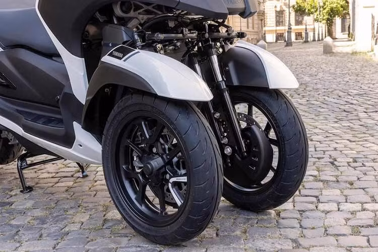 Ngoài ra, Tricity 300 còn được trang bị phanh chân và phanh tay. Phanh chân, nằm ở phía bên phải của bàn để chân, tự động cân bằng lực phanh giữa bánh trước và bánh sau để phanh êm ái, trong khi phanh tay được kích hoạt bằng cần gạt trên tay lái.