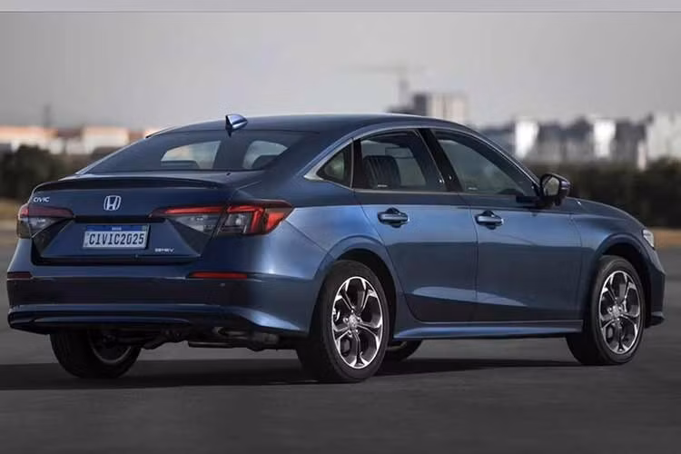 Theo chu trình thử nghiệm CLTC tại Trung Quốc, Insight có phạm vi hoạt động khoảng 545 km cho mỗi lần sạc, trong khi con số này theo chuẩn WLTC tại Nhật Bản đạt khoảng 500 km. Insight mới sở hữu nhiều trang bị đáng chú ý như hệ thống đèn LED ngoại thất, logo Honda phát sáng, tay nắm cửa ẩn, mâm 18 inch tiêu chuẩn cùng hệ thống hỗ trợ đánh lái Honda Agile Handling Assist.