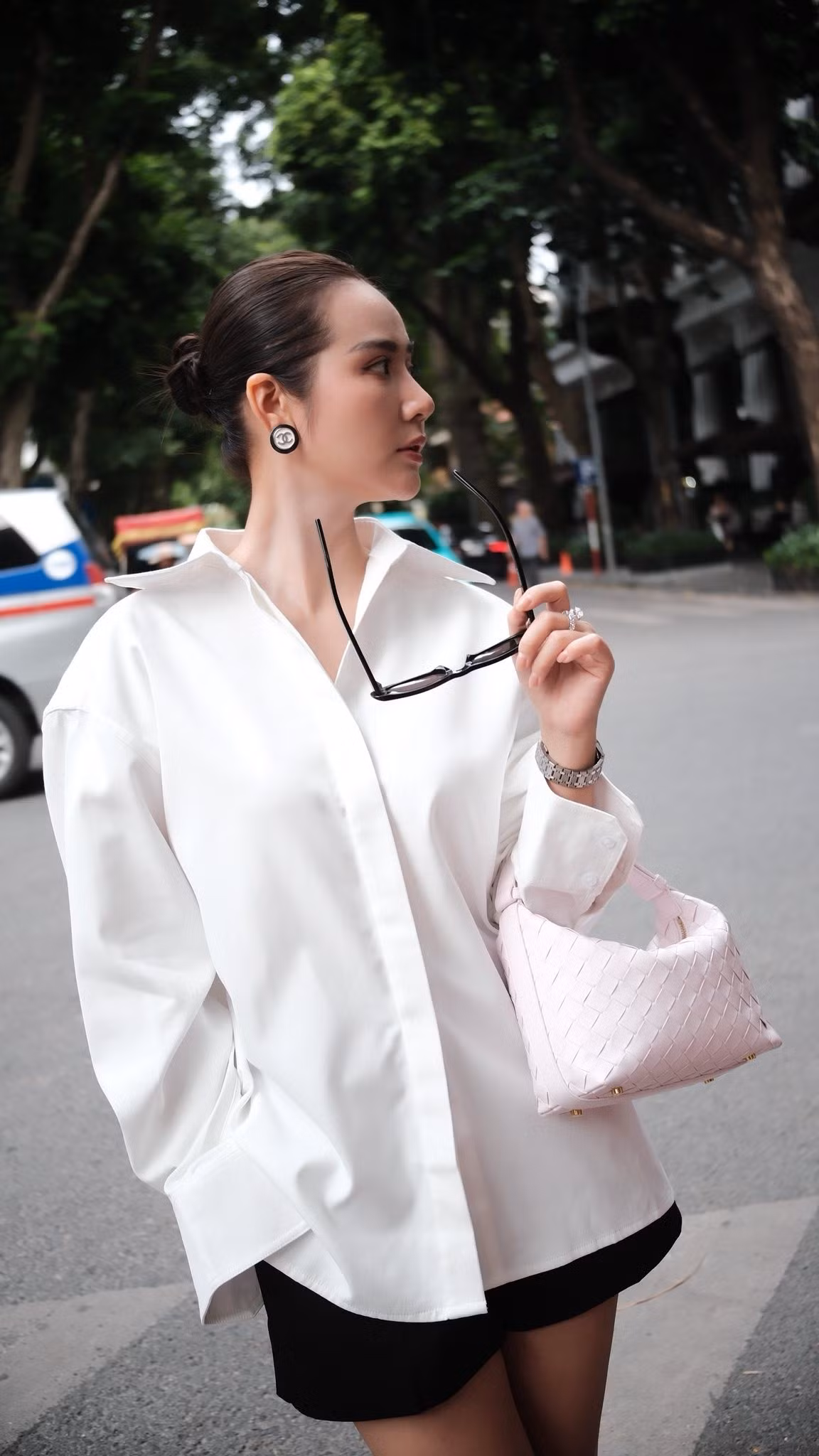 Loạt ảnh mới không chỉ khoe vẻ đẹp mơ màng của cô mà còn thể hiện phong thái của một người phụ nữ biết tận hưởng cuộc sống, trưởng thành nhưng vẫn giữ được nét dịu dàng vốn có.