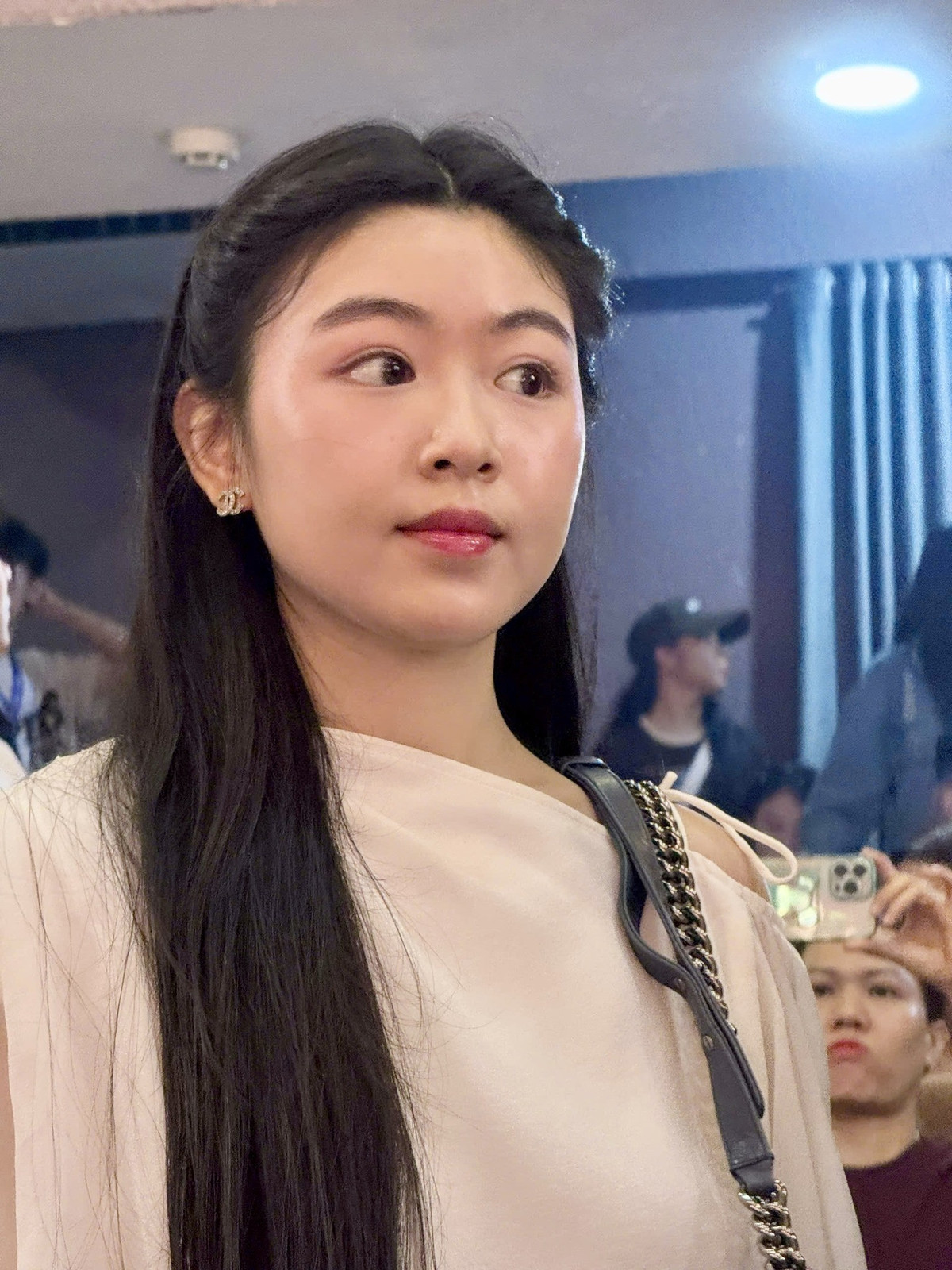 Lọ Lem (tên thật: Mai Thảo Linh, SN 2005) rất được lòng cộng đồng mạng bởi đúng chuẩn combo xinh - ngoan - giỏi.