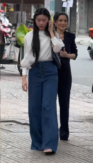 Qua những góc máy cam thường, ái nữ nhà Quyền Linh gây xuýt xoa bởi làn da trắng phát sáng, gương mặt không góc chết.