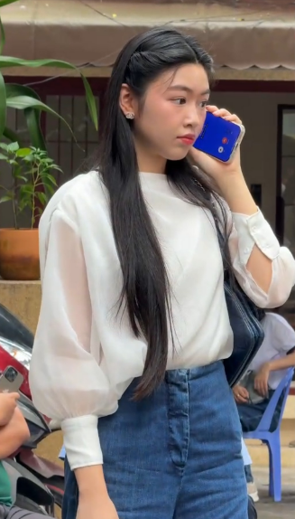 Người đẹp 19 tuổi chỉ diện trang phục giản dị, kín đáo gồm sơ mi và quần jeans suông rộng vẫn nhanh chóng gây tán vì chiều cao nổi bật và nhan sắc quá đỗi xinh đẹp.