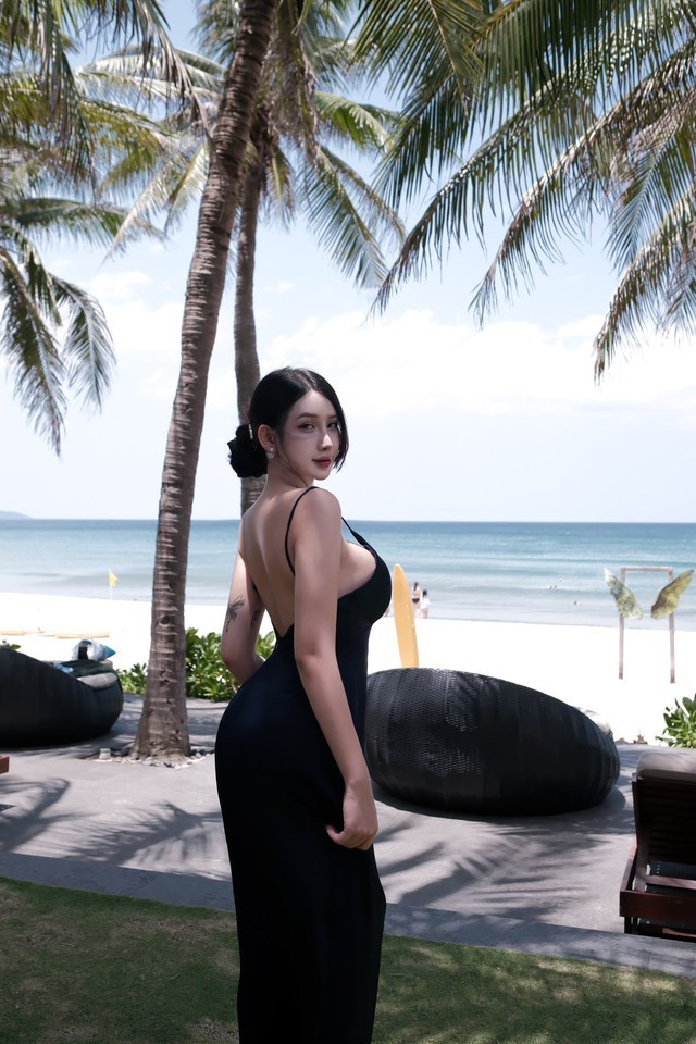 Thay vì bộ đồ kín đáo, phiên bản người nhện của Vy Vy được cắt xẻ một cách tinh tế, khéo léo khoe những đường cong quyến rũ, đặc biệt là vòng eo săn chắc và vòng 1 nở nang. Góc chụp càng làm nổi bật vẻ đẹp không tì vết của cô.