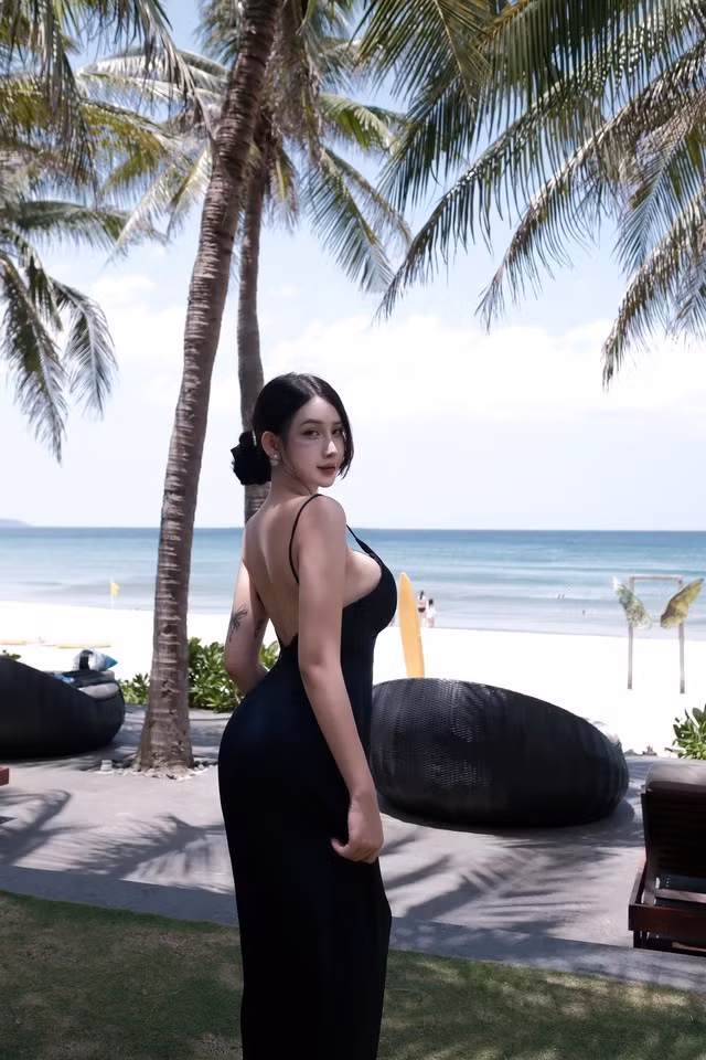 Thay vì bộ đồ kín đáo, phiên bản người nhện của Vy Vy được cắt xẻ một cách tinh tế, khéo léo khoe những đường cong quyến rũ, đặc biệt là vòng eo săn chắc và vòng 1 nở nang. Góc chụp càng làm nổi bật vẻ đẹp không tì vết của cô.