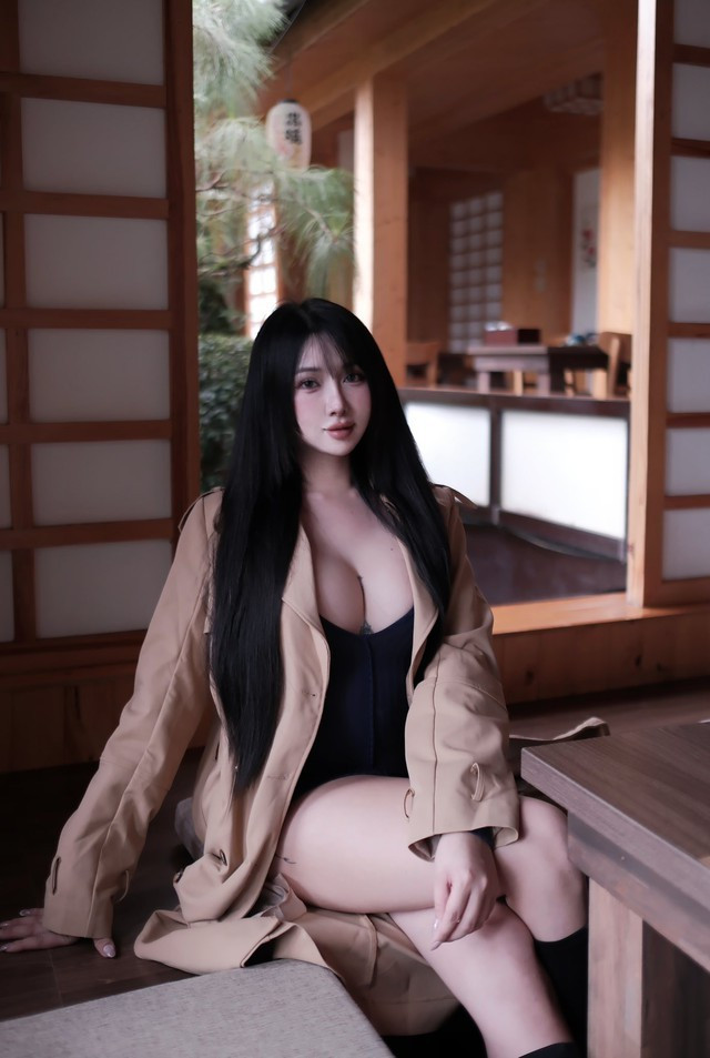 Theo đó, bộ trang phục người nhện vốn dĩ đã ôm sát cơ thể, nhưng với sự sáng tạo của mình, Vy Vy đã biến tấu nó trở nên gợi cảm hơn bao giờ hết.