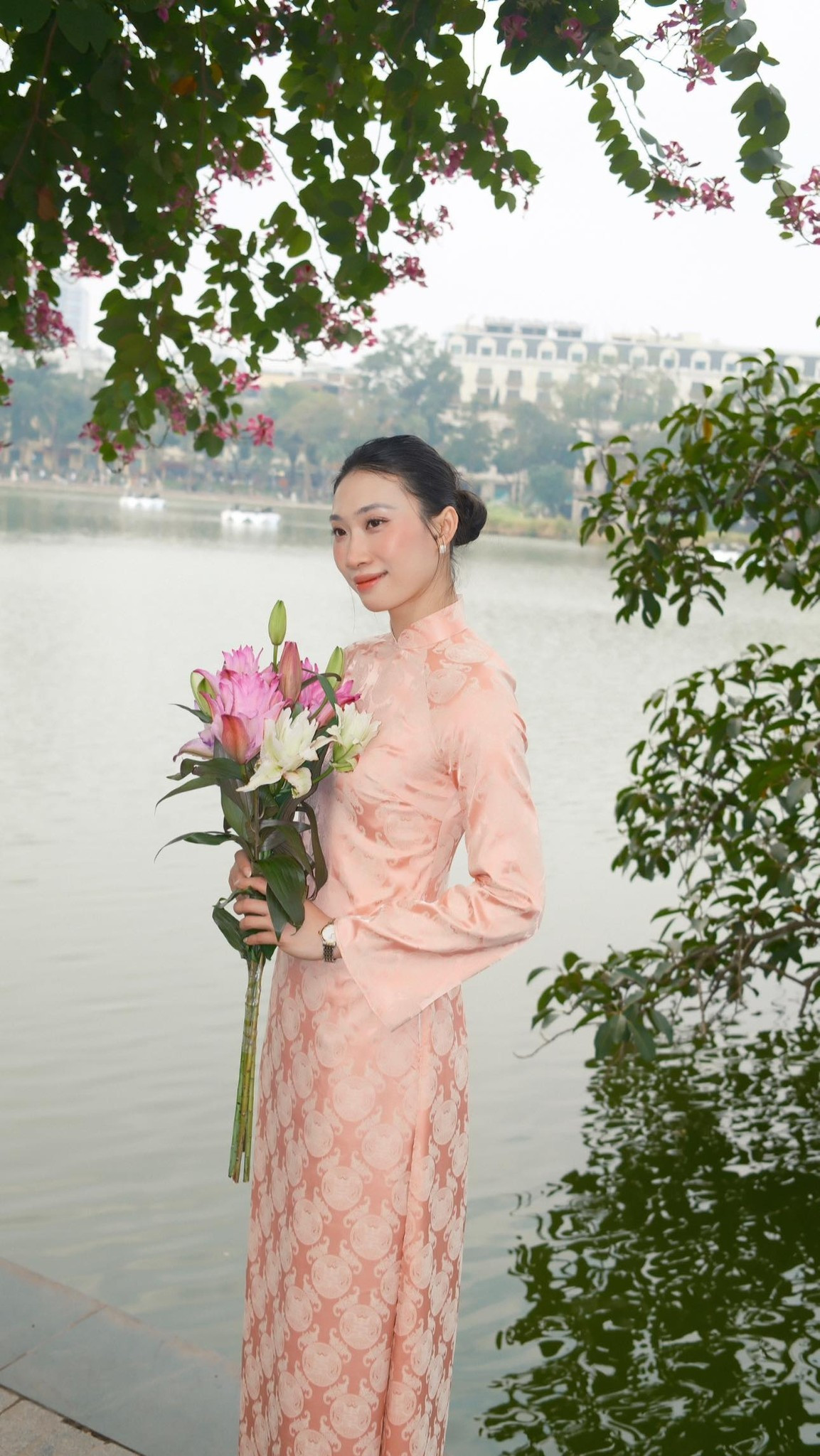 Ngoài đời, Nguyệt Anh có cuộc sống khá kín tiếng. Cô được biết đến đang hẹn hò với VĐV điền kinh Quách Công Lịch, cặp đôi nhận được nhiều sự ủng hộ nhờ hình ảnh tích cực, cùng nhau theo đuổi thể thao đỉnh cao.