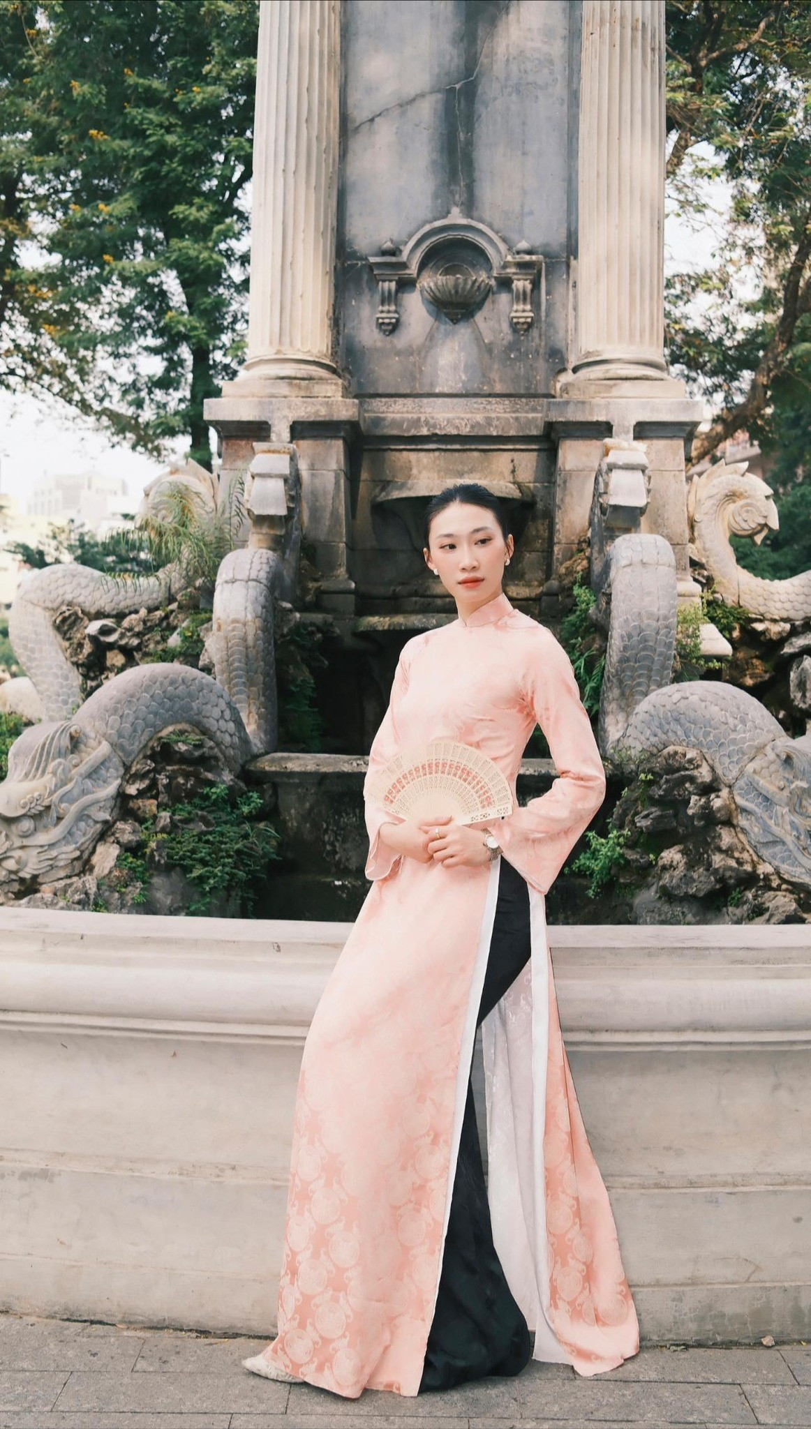 Khác hẳn hình ảnh mạnh mẽ, bùng nổ trên sân đấu, Nguyệt Anh ngoài đời lại mang vẻ đẹp dịu dàng, nền nã nhưng vẫn toát lên thần thái tự tin và cuốn hút rất riêng.