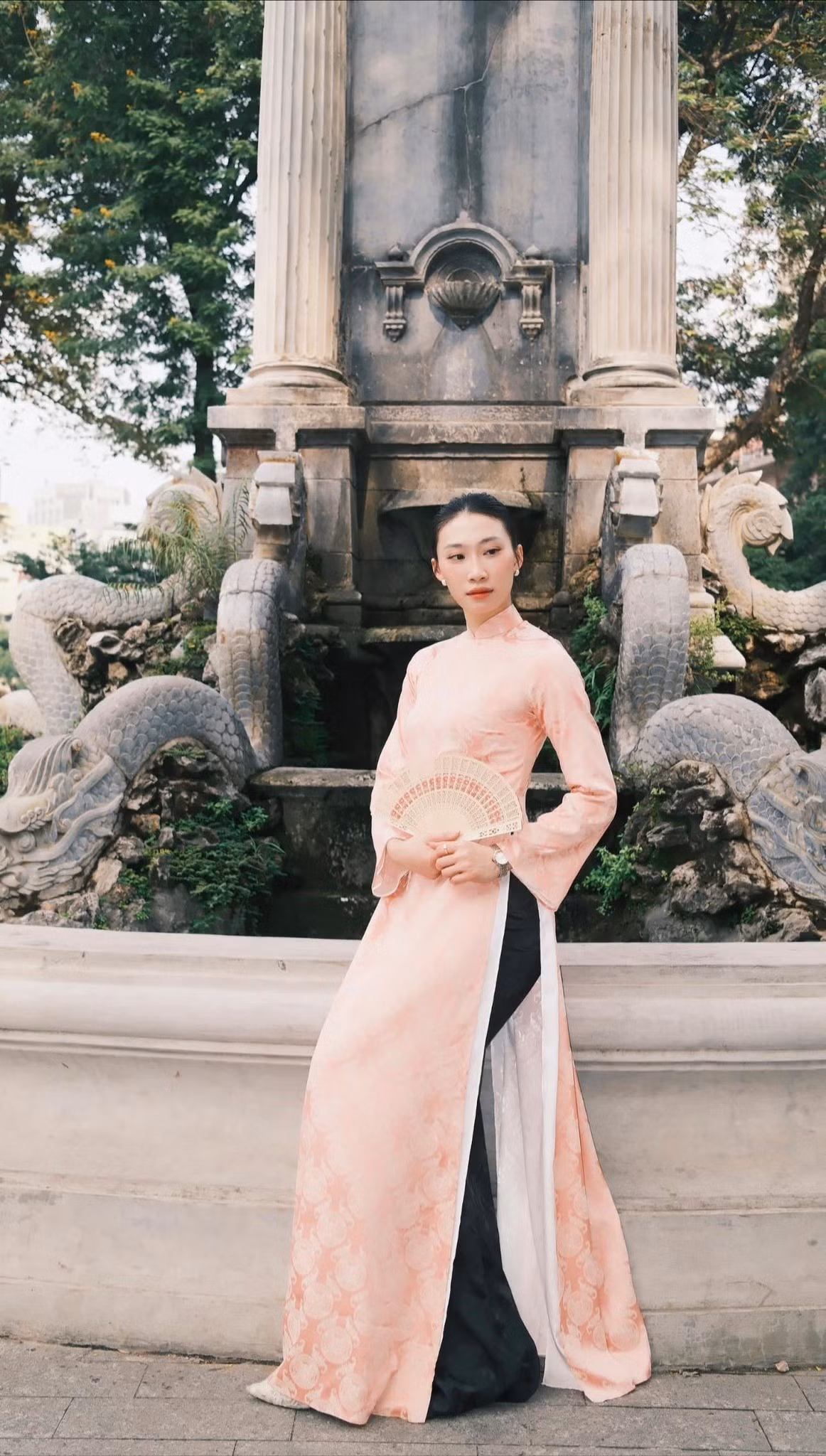 Khác hẳn hình ảnh mạnh mẽ, bùng nổ trên sân đấu, Nguyệt Anh ngoài đời lại mang vẻ đẹp dịu dàng, nền nã nhưng vẫn toát lên thần thái tự tin và cuốn hút rất riêng.