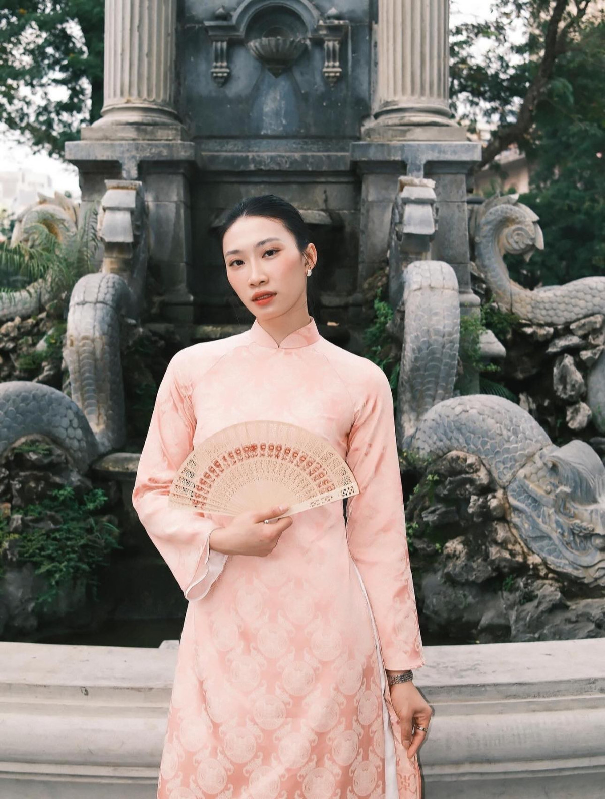 Mái tóc được búi gọn gàng càng làm nổi bật gương mặt thanh tú, làn da mịn màng cùng ánh nhìn đằm thắm của hoa khôi bóng chuyền.