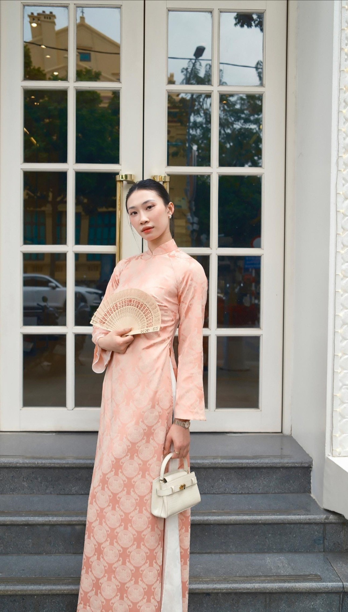 Nhiều người hâm mộ nhận xét, nếu trên sân bóng chuyền Nguyệt Anh là một chủ công mạnh mẽ, quyết đoán thì trong tà áo dài, cô lại mang vẻ đẹp thuần khiết, đậm chất Á Đông, khiến người đối diện khó rời mắt.