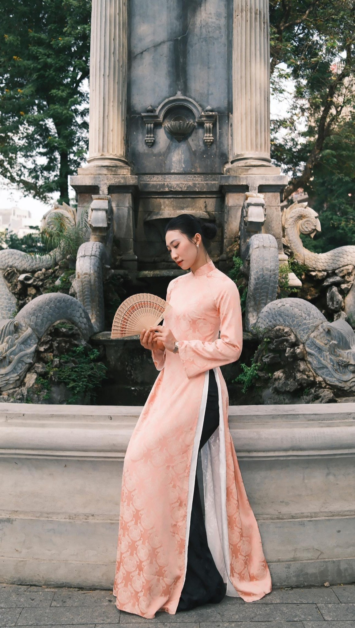 Trong loạt ảnh mới, Nguyệt Anh lựa chọn áo dài gam hồng phấn nhẹ nhàng, thiết kế ôm dáng tinh tế, tôn lên vóc dáng cao ráo, cân đối.