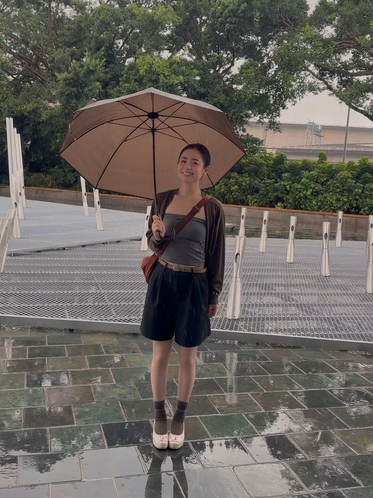 Thậm chí, cô nàng nhiều khi còn được nhận xét vẫn như thời nữ sinh bới sở hữu phong cách thời trang ngọt ngào, dịu dàng.