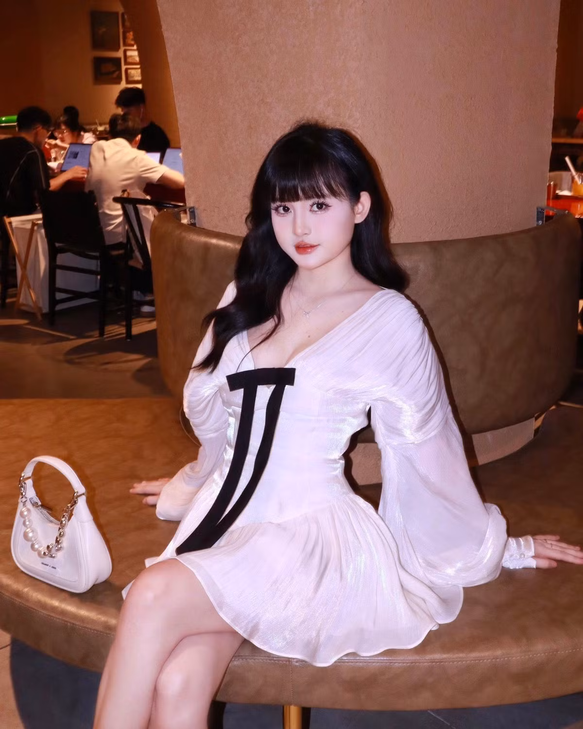 Sau khi đầu tư tân trang nhan sắc: sửa mặt, nâng cấp vòng 1, Alice thêm nhiều phần tự tin, lan tỏa những khoảnh khắc nóng bỏng, tràn đầy năng lượng tích cực và tinh thần yêu bản thân.