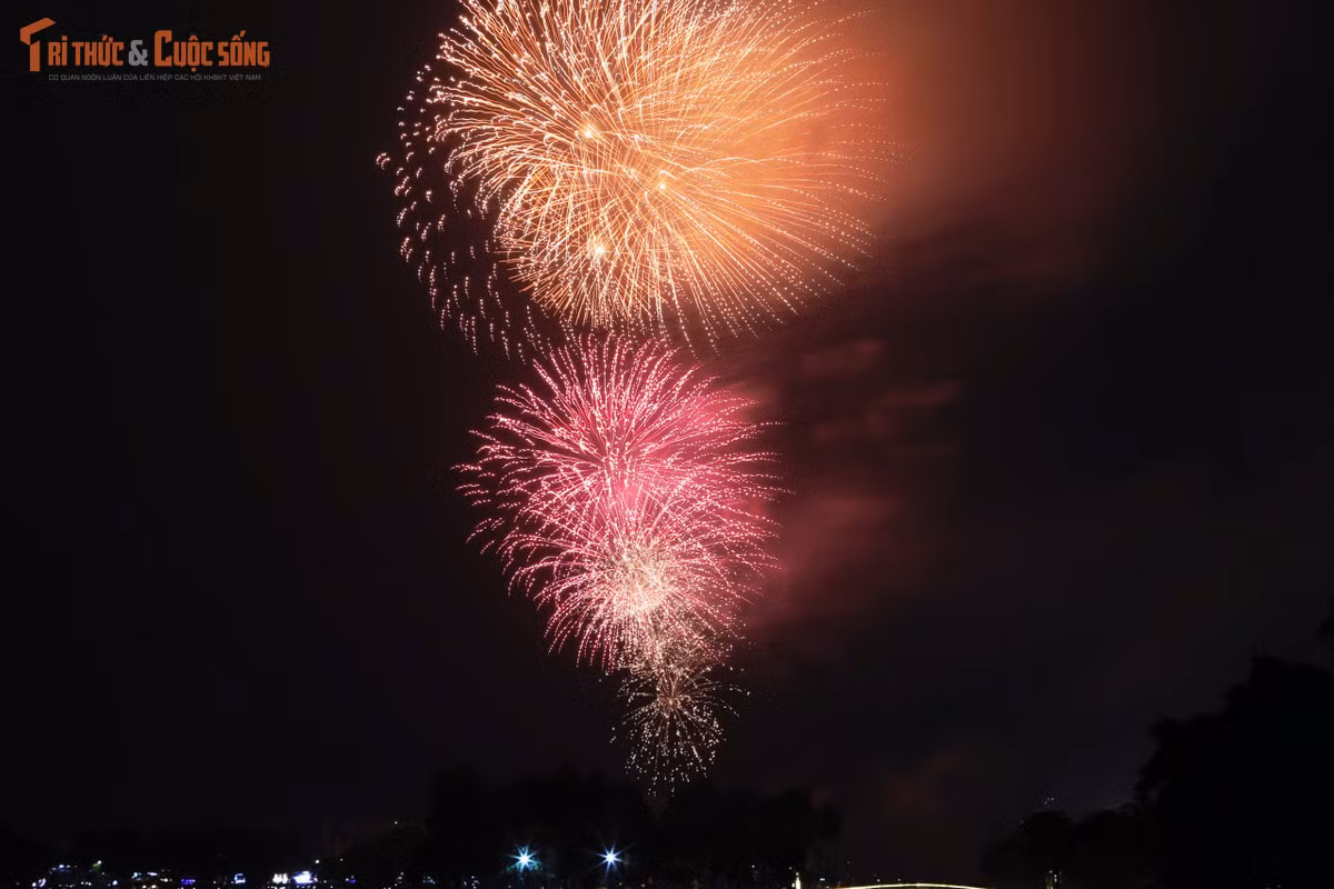 Màn pháo hoa không chỉ mang đến vẻ đẹp thị giác, mà còn thắp lên trong lòng người dân Thủ đô niềm tin vào một năm 2026 bình an, thành công và nhiều khởi sắc.