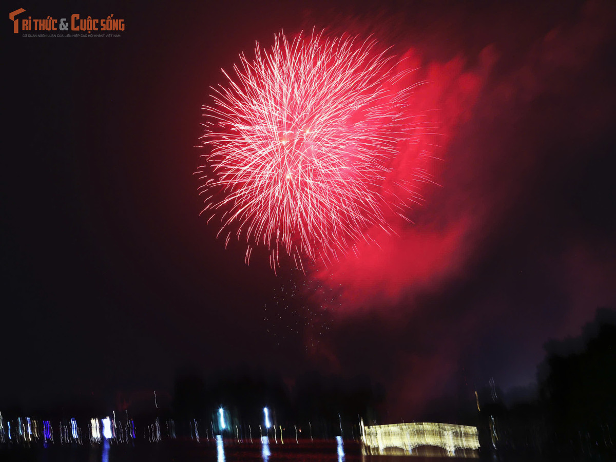 Trong dòng người đông đúc, dễ dàng bắt gặp hình ảnh các bạn trẻ ôm chầm lấy nhau, trao nhau những lời chúc tốt đẹp. “Chúc năm mới thật nhiều sức khỏe, công việc thuận lợi và luôn thành công”, bạn Minh Anh (quận Hai Bà Trưng) chia sẻ khi cùng nhóm bạn đếm ngược chào năm 2026.