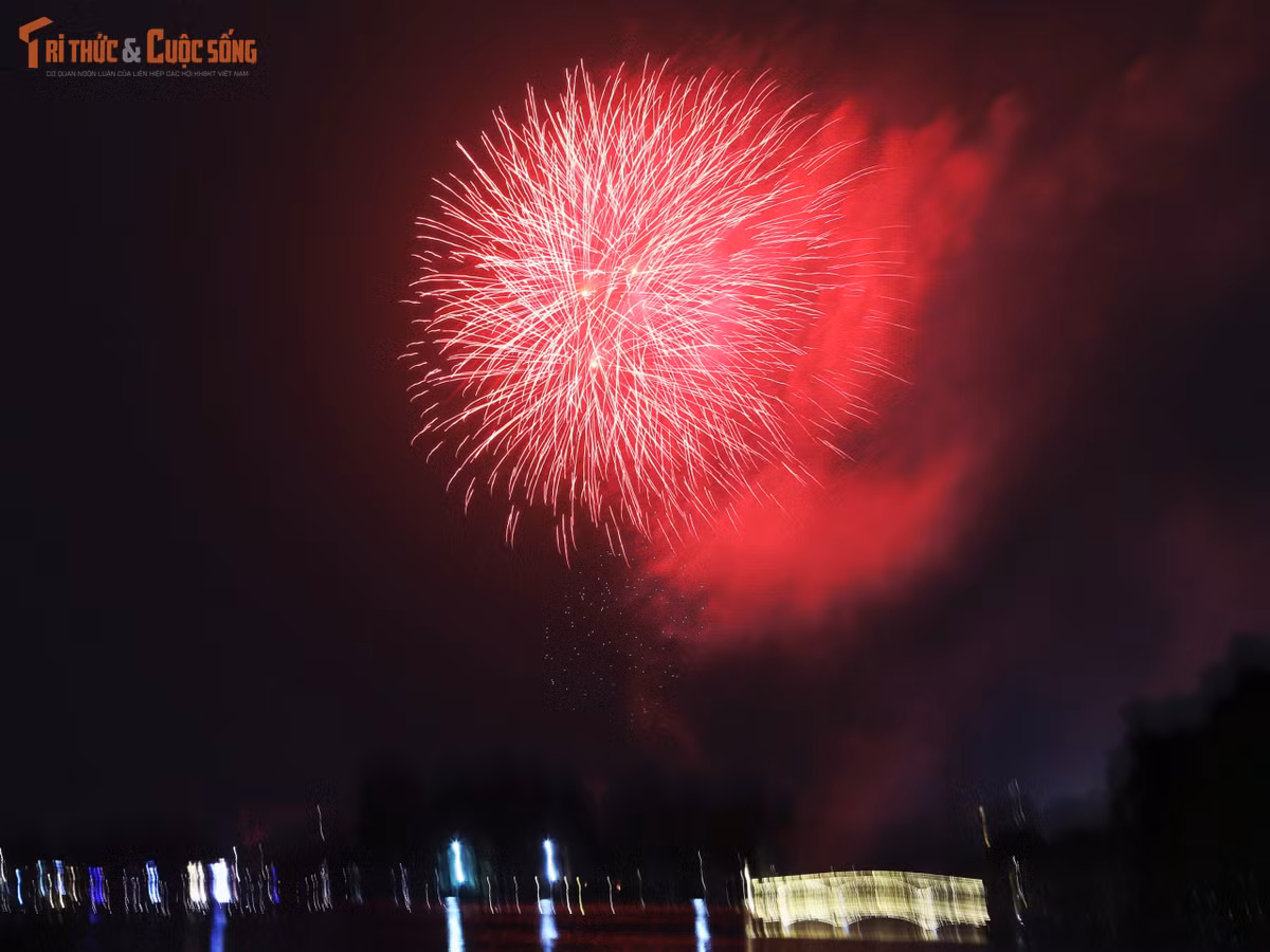 Trong dòng người đông đúc, dễ dàng bắt gặp hình ảnh các bạn trẻ ôm chầm lấy nhau, trao nhau những lời chúc tốt đẹp. “Chúc năm mới thật nhiều sức khỏe, công việc thuận lợi và luôn thành công”, bạn Minh Anh (quận Hai Bà Trưng) chia sẻ khi cùng nhóm bạn đếm ngược chào năm 2026.