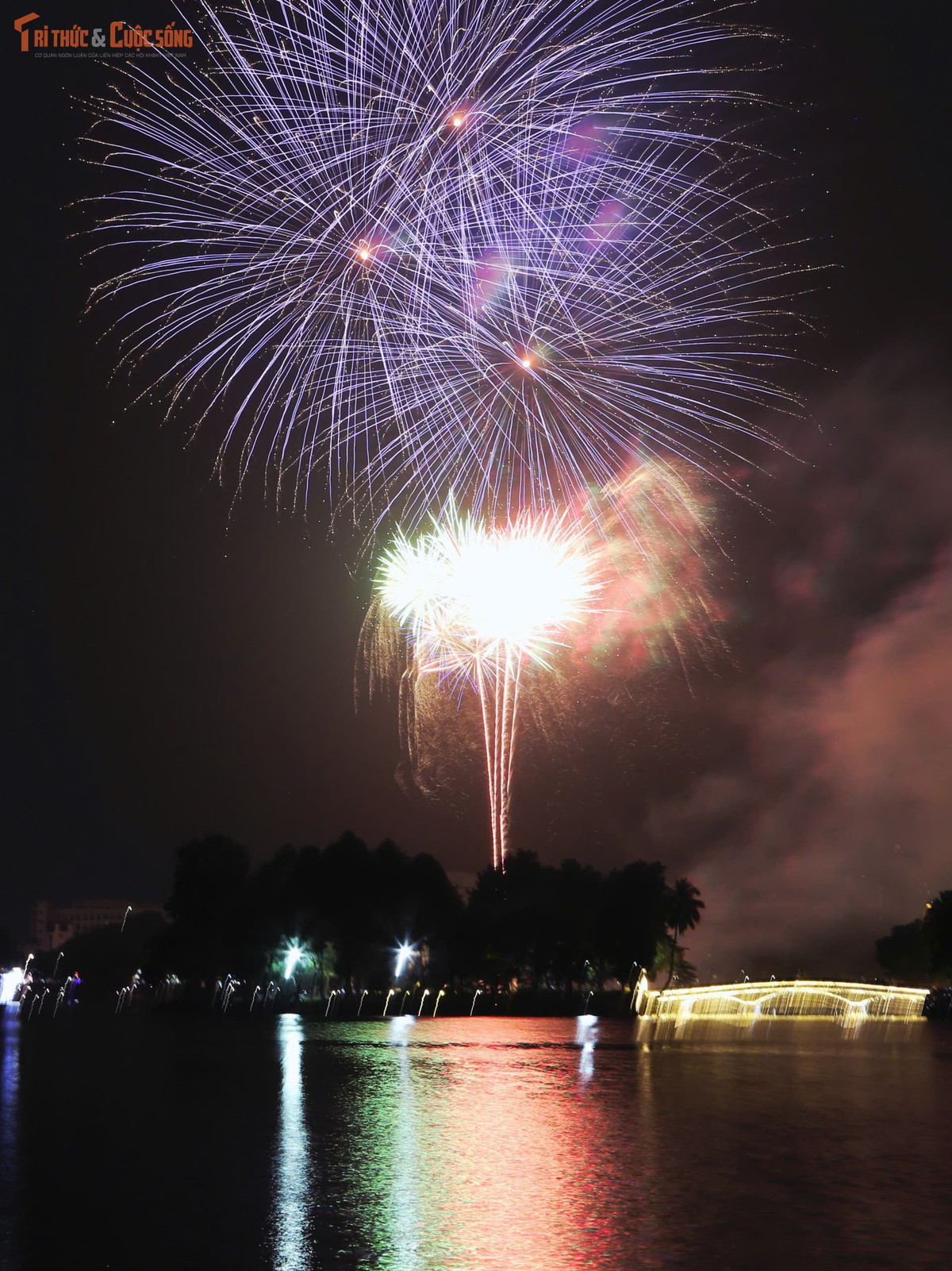 Khi kim đồng hồ dần tiến sát thời khắc chuyển giao, không khí tại Công viên Thống Nhất càng trở nên náo nhiệt. Các nhóm bạn trẻ háo hức check-in, ghi lại những khoảnh khắc cuối cùng của năm cũ. Tiếng cười nói rộn rã hòa cùng những bản nhạc xuân vang lên từ các loa di động, khiến không gian như được “đánh thức” bởi năng lượng tuổi trẻ. Nhiều bạn trẻ diện trang phục nổi bật, tay cầm điện thoại sẵn sàng livestream, mong muốn lưu giữ trọn vẹn khoảnh khắc đáng nhớ của đêm giao thừa.