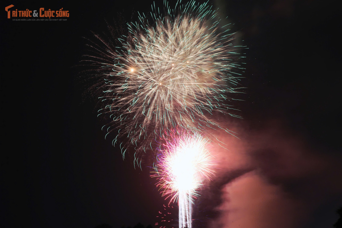 Không chỉ giới trẻ, nhiều gia đình cũng đưa con nhỏ tới Công viên Thống Nhất để tận hưởng không khí năm mới. Những đứa trẻ thích thú chỉ tay lên bầu trời, ánh mắt long lanh trước từng đợt pháo hoa rực rỡ.