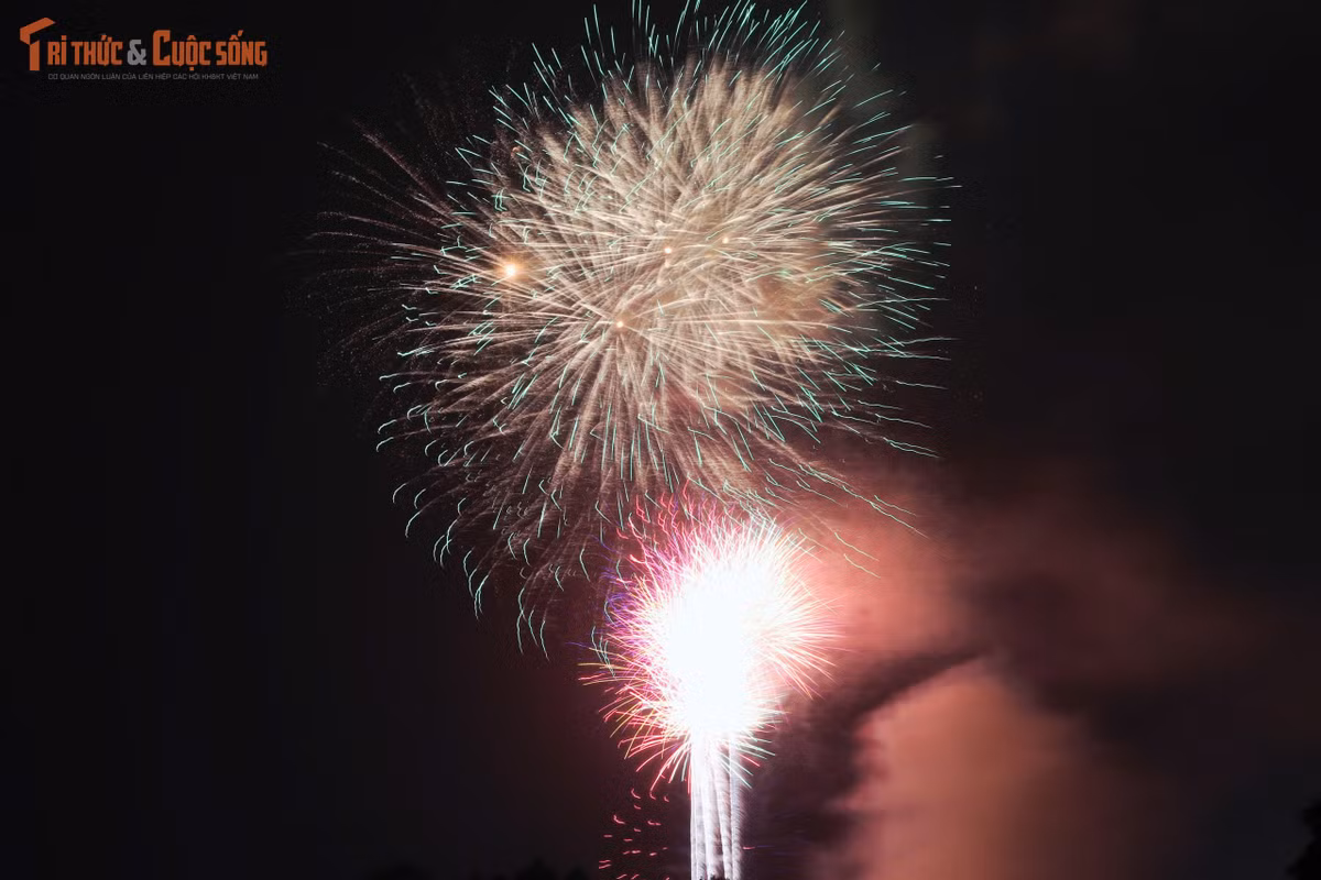 Không chỉ giới trẻ, nhiều gia đình cũng đưa con nhỏ tới Công viên Thống Nhất để tận hưởng không khí năm mới. Những đứa trẻ thích thú chỉ tay lên bầu trời, ánh mắt long lanh trước từng đợt pháo hoa rực rỡ.