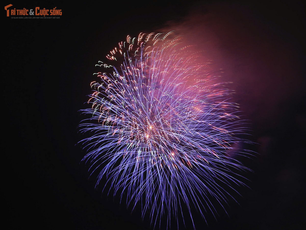 Với nhiều người, khoảnh khắc cùng nhau hô vang “Happy New Year” giữa biển người là kỷ niệm không thể quên, đánh dấu một khởi đầu đầy hy vọng.