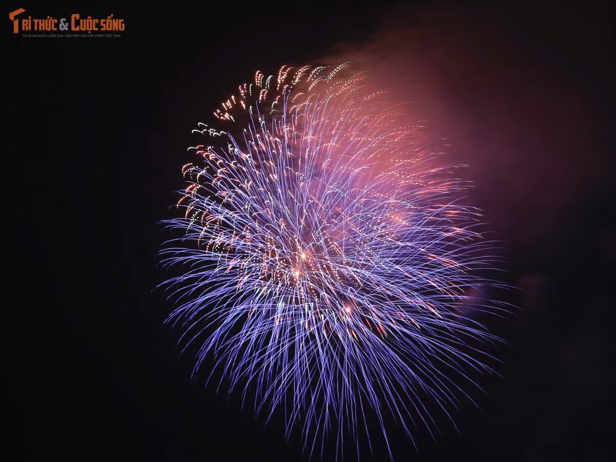 Với nhiều người, khoảnh khắc cùng nhau hô vang “Happy New Year” giữa biển người là kỷ niệm không thể quên, đánh dấu một khởi đầu đầy hy vọng.