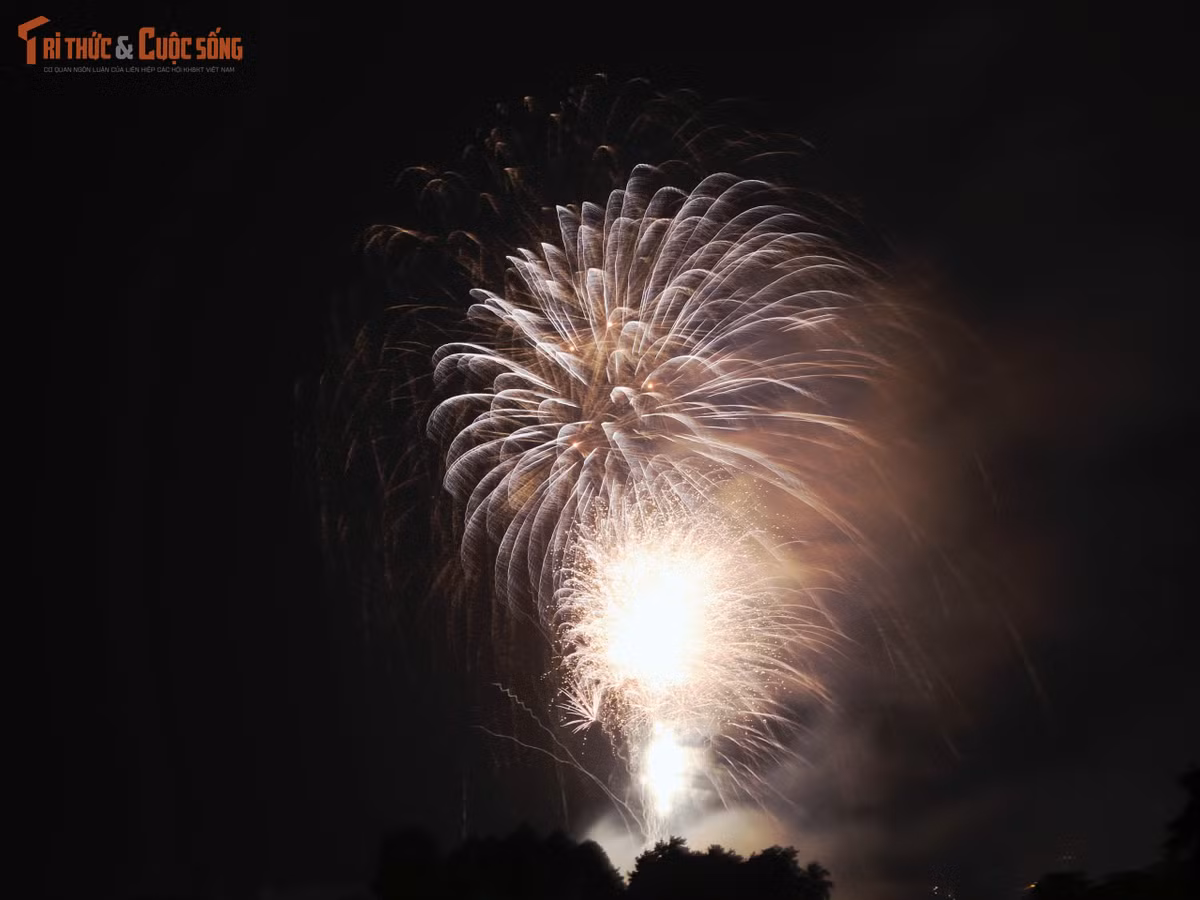Mỗi tiếng pháo nổ vang lên là một tràng vỗ tay, tiếng reo hò phấn khích của đám đông. Không ít người xúc động, lặng người ngắm nhìn khoảnh khắc thiêng liêng khi năm cũ khép lại, năm mới chính thức bắt đầu.