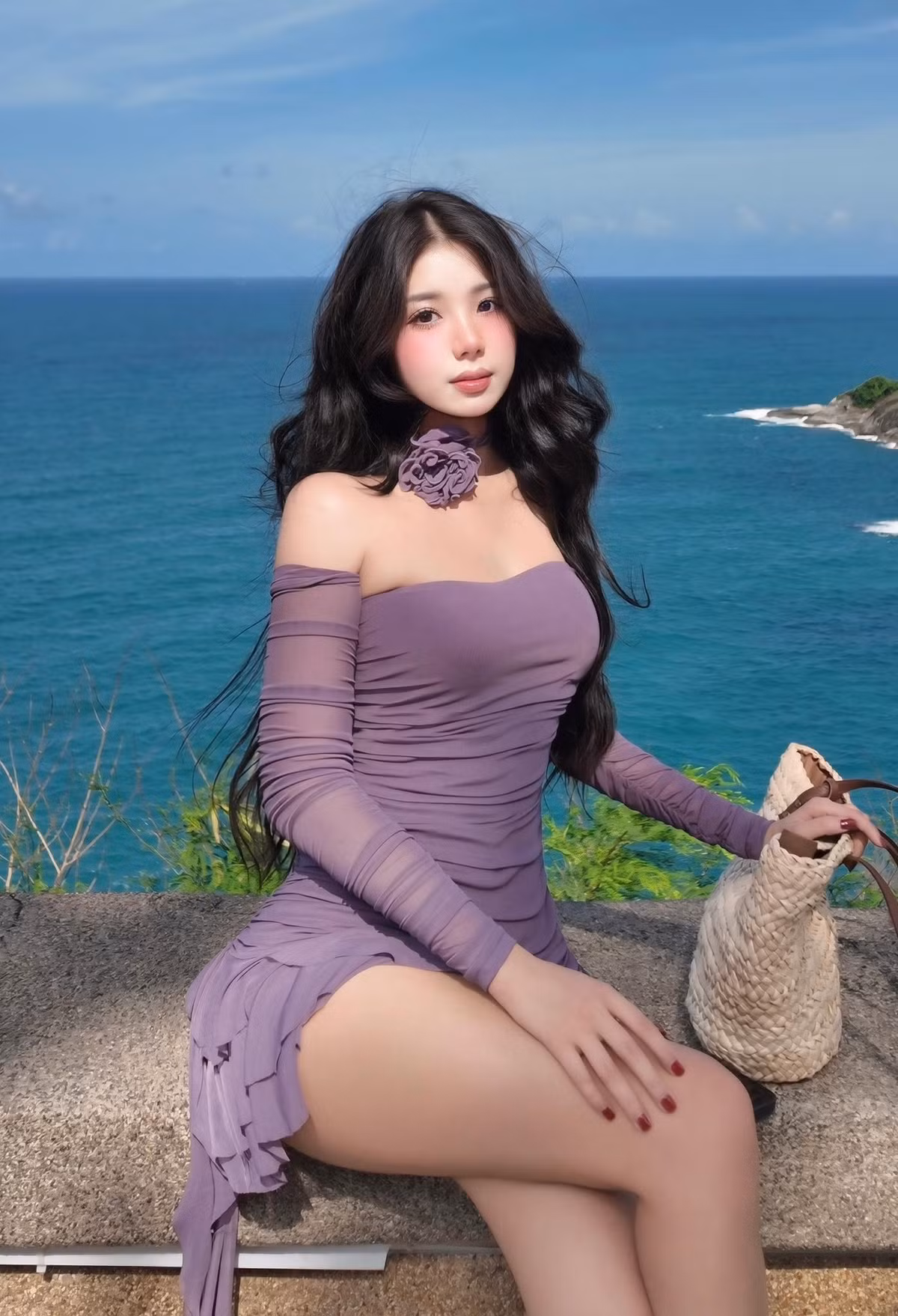 Không chỉ thu hút nhờ nhan sắc, cách chọn bối cảnh, thần thái tươi tắn cùng bộ trang phục táo bạo của cô nàng cũng được đánh giá cao.