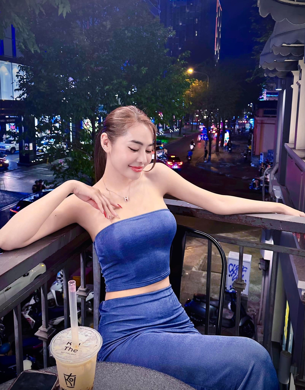 Ngoài ra, sự thay đổi ngoại hình của Linh Chi theo thời gian cũng là điều được công chúng quan tâm. Người đẹp từng thẳng thắn thừa nhận việc phẫu thuật thẩm mỹ để hoàn thiện vóc dáng và nhan sắc. Dù gây nhiều ý kiến trái chiều, nhưng không thể phủ nhận Linh Chi hiện tại sở hữu vẻ ngoài sắc sảo, phù hợp với hình ảnh gợi cảm mà cô theo đuổi.