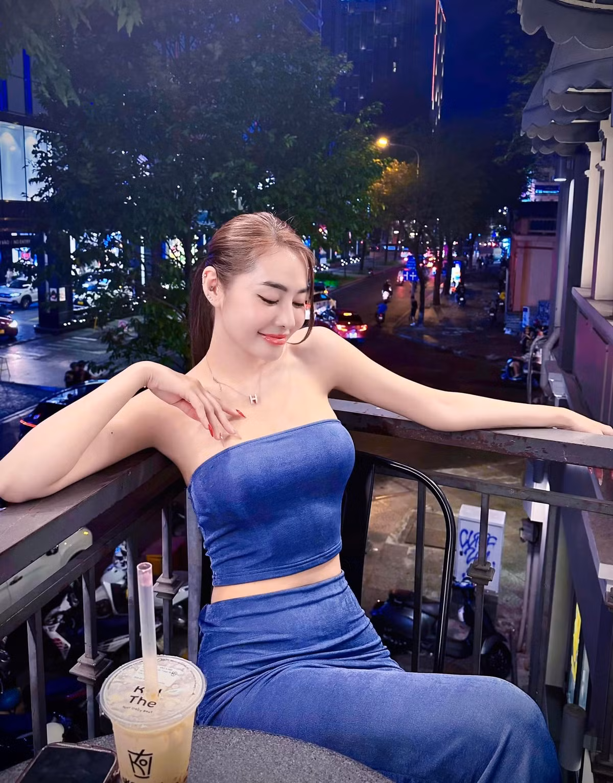 Ngoài ra, sự thay đổi ngoại hình của Linh Chi theo thời gian cũng là điều được công chúng quan tâm. Người đẹp từng thẳng thắn thừa nhận việc phẫu thuật thẩm mỹ để hoàn thiện vóc dáng và nhan sắc. Dù gây nhiều ý kiến trái chiều, nhưng không thể phủ nhận Linh Chi hiện tại sở hữu vẻ ngoài sắc sảo, phù hợp với hình ảnh gợi cảm mà cô theo đuổi.