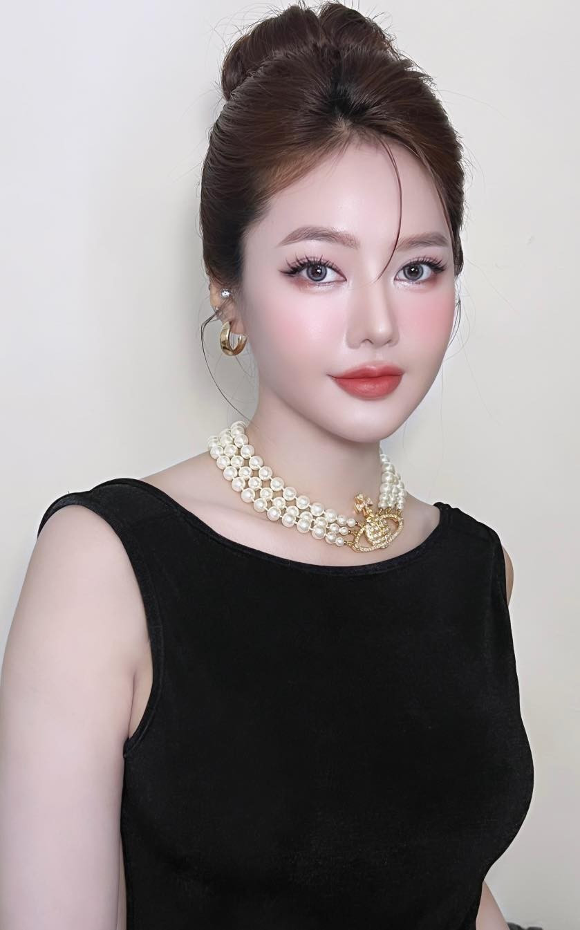 Gia nhập công ty Venus, Linh Chi từng được xem là một trong những “gà cưng” nổi bật của bầu Tiệp. Cô thường xuyên xuất hiện trong các sự kiện giải trí, trình diễn thời trang và tham gia nhiều dự án quảng cáo, phim ảnh.