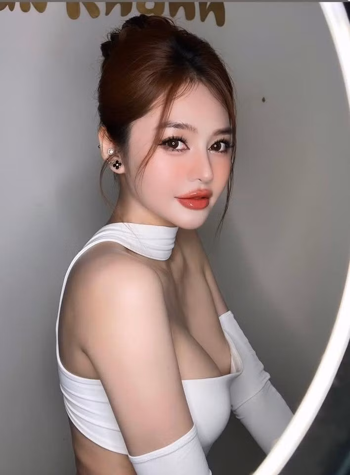 Trong những bức ảnh được đăng tải, Linh Chi xuất hiện với làn da trắng mịn, gương mặt thanh tú cùng đôi mắt to tròn, ánh nhìn sắc nét.