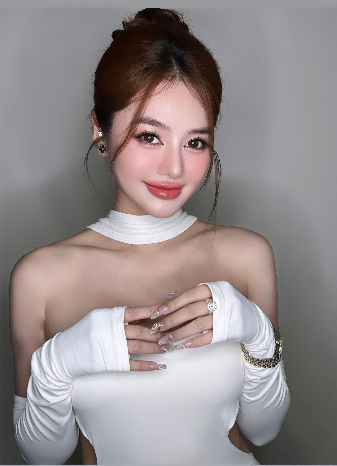 Lối trang điểm tông nude – cam đất giúp tôn lên đường nét gương mặt, mang lại cảm giác vừa hiện đại vừa gợi cảm. Mái tóc nâu dài được tạo kiểu gọn gàng càng làm nổi bật vẻ đẹp nữ tính nhưng không kém phần quyến rũ.