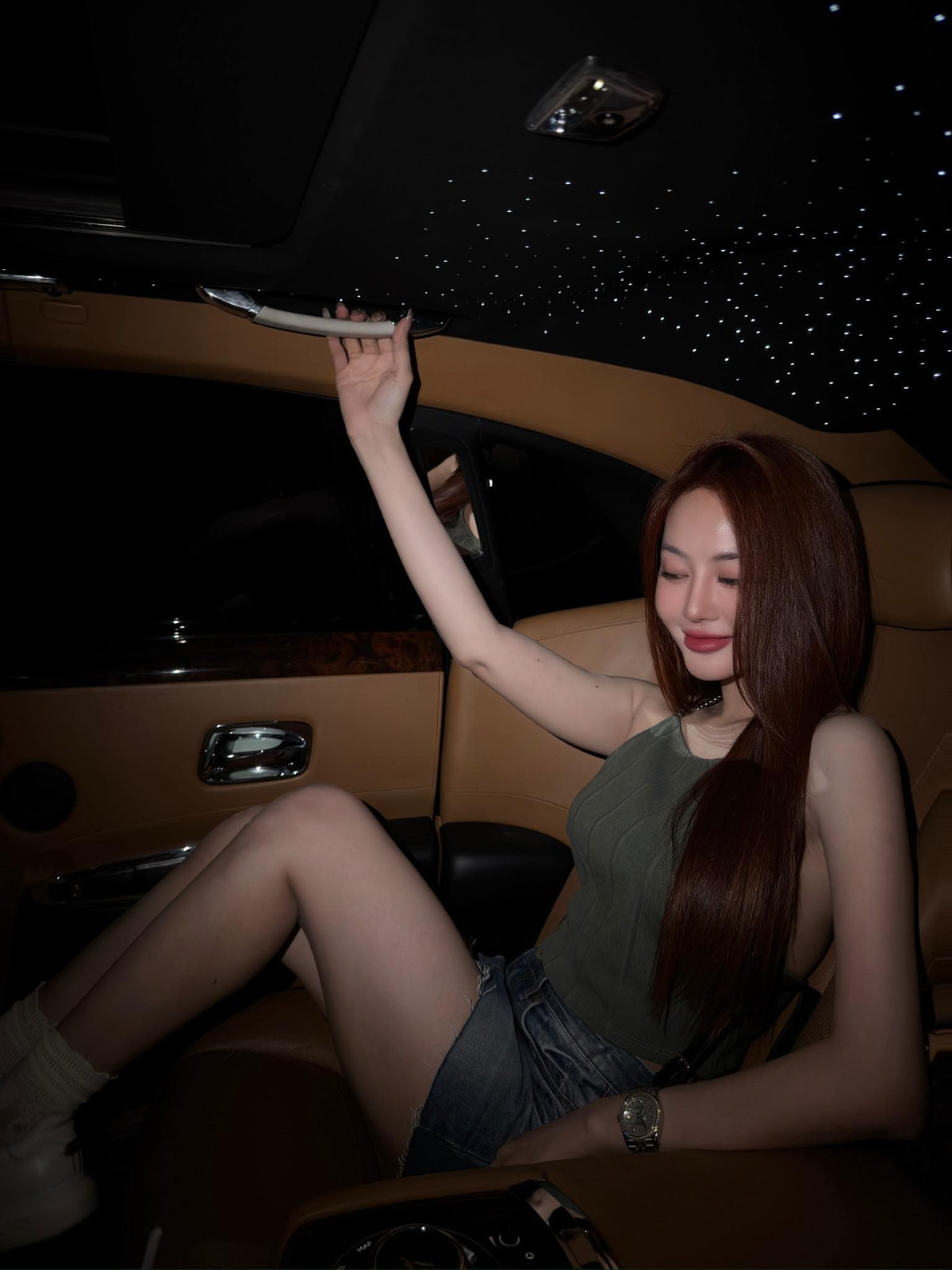 Trang phục ôm dáng, tông màu trung tính được Linh Chi lựa chọn khéo léo khoe vóc dáng cân đối và đường cong mềm mại.