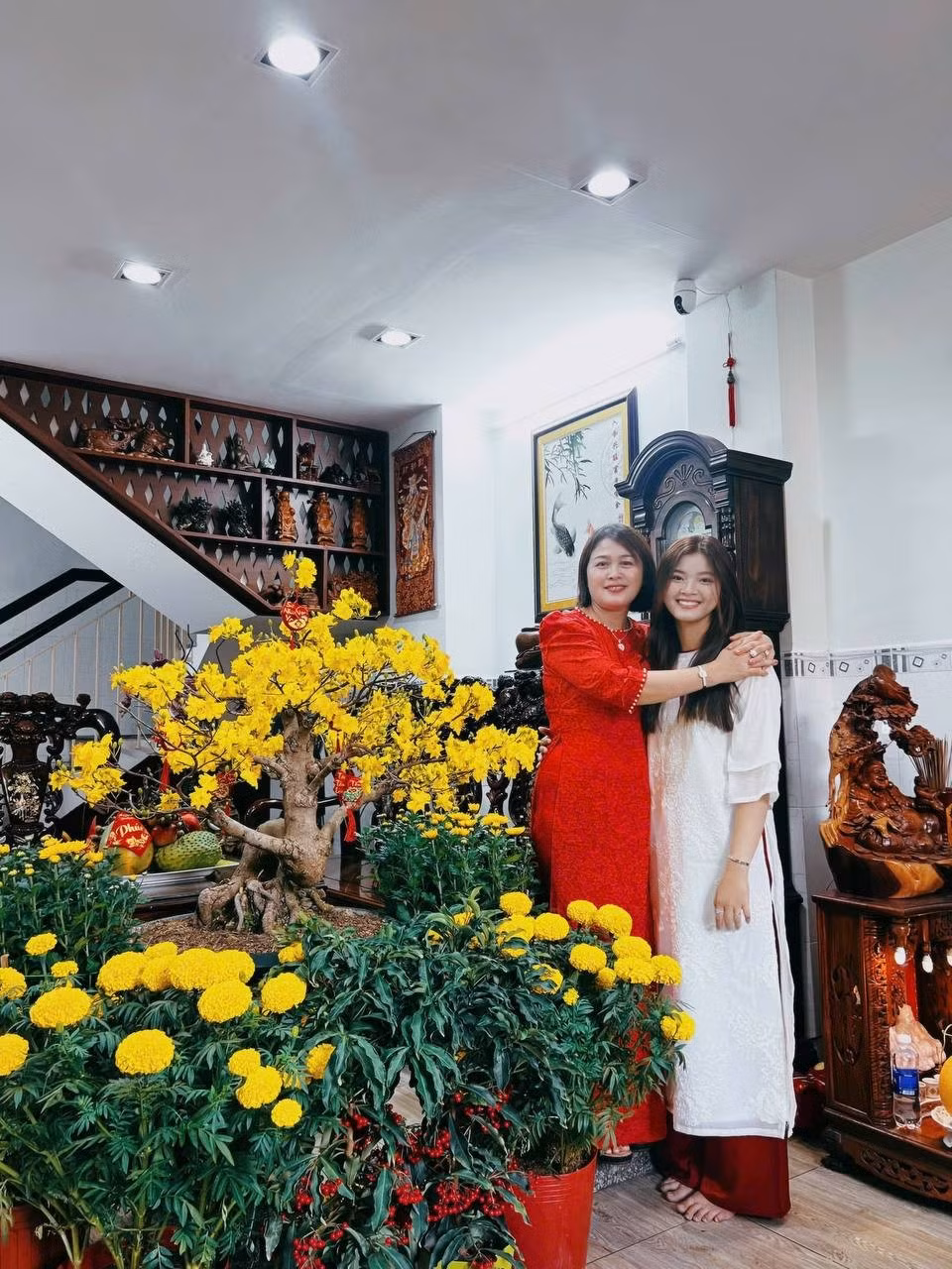 Tuy nhiên vài năm trở lại đây, nhu cầu mua sắm thay đổi, mọi người ít tới chợ mà thường mua online khiến một vài tiểu thương đã nghỉ bán, đóng cửa. Dẫu vậy, Kim Huỳnh vẫn chọn mở cửa hàng ở chợ vì với cô đó không chỉ chỗ bán buôn mà còn là ký ức, uy tín và cái gốc của nghề.