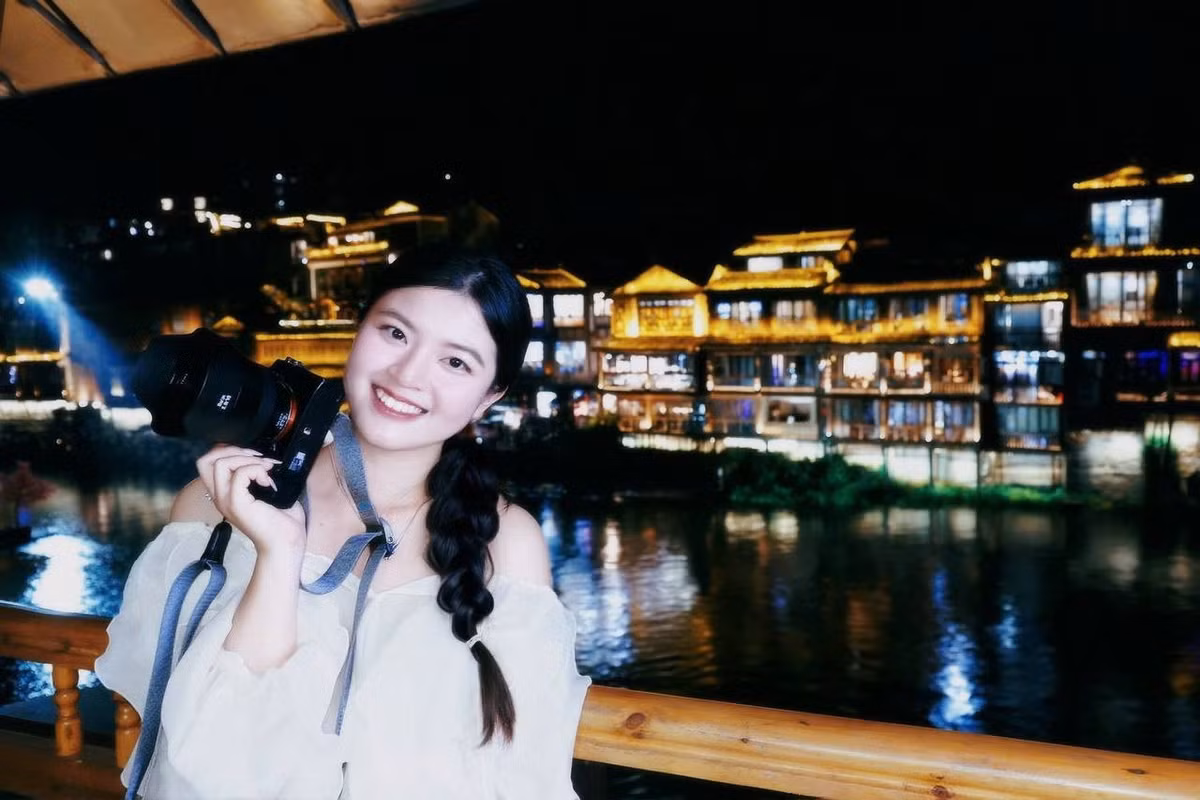 Về nhận diện thương hiệu, Rosa chọn tông sáng, trung tính, giữ được nét sang trọng đặc trưng của ngành trang sức nhưng vẫn gần gũi với giới trẻ. Mọi chi tiết đều hướng tới trải nghiệm của khách hàng: ánh sáng, cách bày trí, cảm giác khi bước vào tiệm.