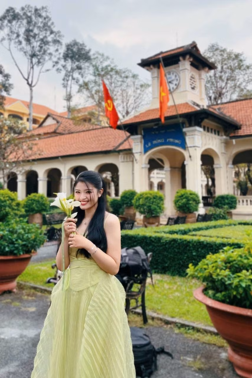 Rosa xây dựng tiệm của mình theo phong cách nhẹ nhàng, hiện đại, khác với hình ảnh quen thuộc của các tiệm vàng truyền thống. Không gian được thiết kế để khách cảm thấy thoải mái, dễ trò chuyện và dễ tìm được món trang sức phù hợp.