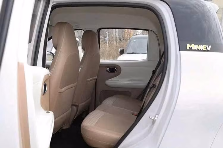 "Trái tim" của Wuling Hongguang Mini EV 2026 là mô-tơ điện 30 kW (khoảng 42 mã lực) đặt ở cầu sau, tương tự phiên bản cũ. Khả năng tăng tốc từ 0-50 km/h đạt 4,56 giây. Tùy theo phiên bản, xe sẽ sở hữu phạm vi hoạt động 205 km và 301 km theo tiêu chuẩn CLTC tại Trung Quốc. Mức tiêu thụ năng lượng của xe đạt 8,9 kWh/100 km. Pin sử dụng loại lithium-sắt-photphat (LFP).