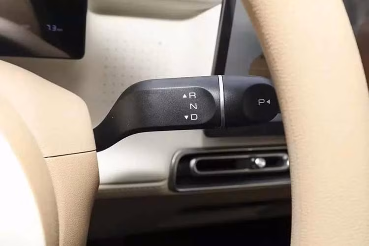 Ngoài ra, xe còn hỗ trợ sạc nhanh DC, cho phép sạc từ 30% lên 80% trong 35 phút, cùng hai phương thức sạc khác. Hệ thống cũng có chức năng sưởi pin để hoạt động trong điều kiện nhiệt độ thấp. Trong khi đó, khung xe sử dụng cấu trúc dạng vòng với 60% thép cường độ cao và vật liệu 1.500 MPa ở các vị trí quan trọng.