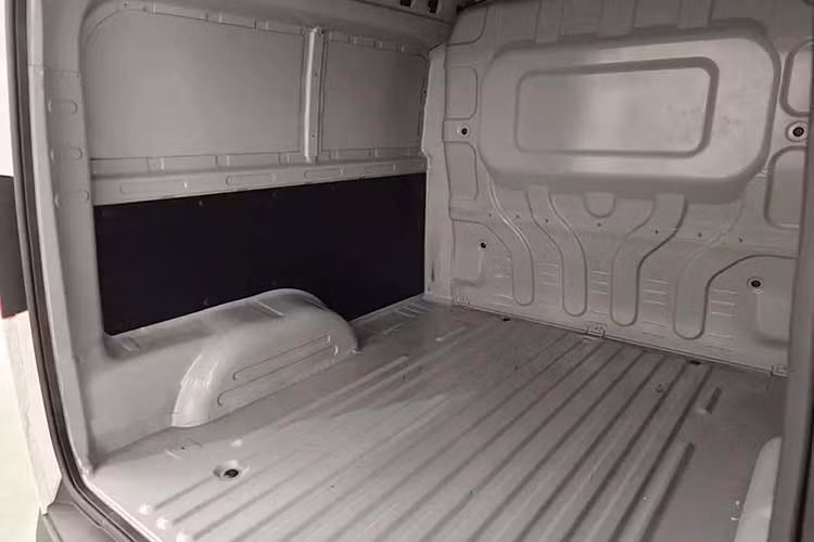 Về trang bị, xe vẫn giữ định hướng tối giản nhằm tối ưu chi phí. Nội thất chỉ bao gồm vô lăng nhựa, bảng đồng hồ kỹ thuật số cơ bản và cần số điện tử trên cột lái. Các tiện nghi hiện đại như màn hình lớn, sạc không dây hay ghế chỉnh điện đều không xuất hiện.